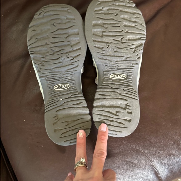 Keen water shoes/sneakers with back Velcro close - Picture 4 of 4